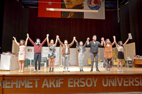 MAKÜ Tiyatro Topluluğu, Gülriz Sururi’nin “Kısmet” Adlı Oyununu Sahneye Taşıdı