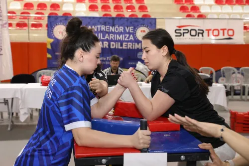 Wrestling for the Turkey championship at MAKÜ