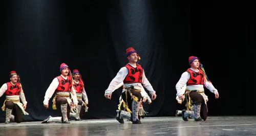 MAKÜ Halk Oyunları Ekibi üniversiteler arası festivalde sahne aldı