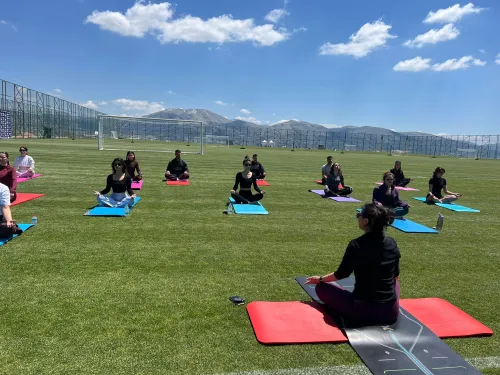 MAKÜ’de açık havada yoga etkinliği düzenlendi