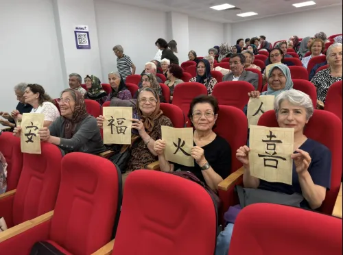 The first lesson at MAKÜ 60+ Renewal University was Eastern Asian calligraphy