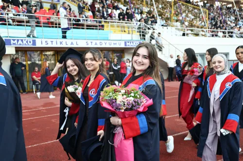MAKÜ’de 7 bin öğrenci mezuniyet coşkusunu yaşadı
