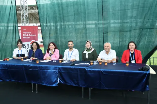 MAKÜ’de mezuniyet öncesi “Bilim Kafe” buluşmasında ailelere geçiş dönemi rehberliği yapıldı