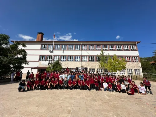 Köy okulunda öğrenciler için sağlıklı yaşam ve bilinçli teknoloji atölyeleri